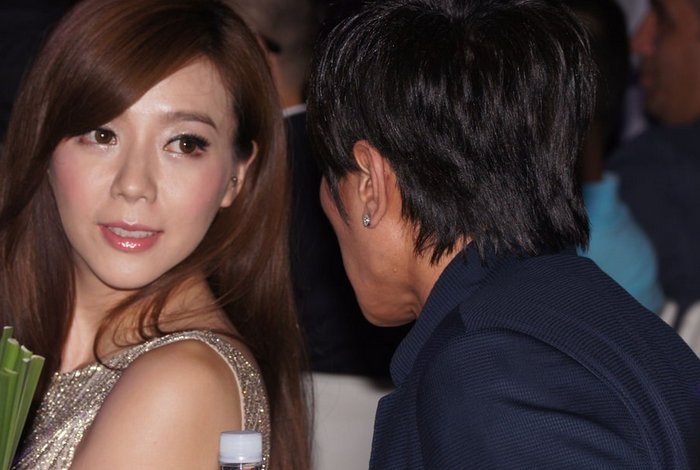 周韦彤被疯狂男子围堵求抱，这些粉丝为何这么疯狂？