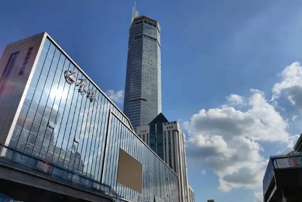 深圳300多米高楼晃动众人撤离,这是怎么回事?