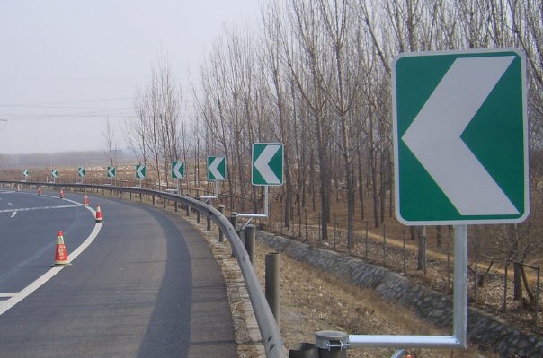 “线形诱导标志”是什么意思？ 考驾照时用到的。