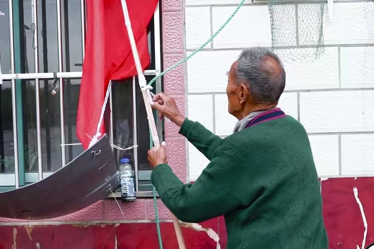 95岁老人坚持54年升国旗，他的爱国信念是什么？