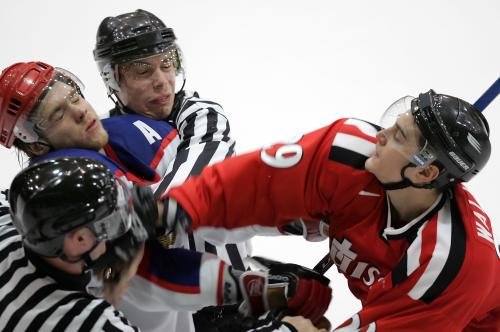 心痛！俄罗斯冰球运动员被球击中身亡，生前最后一幕到底发生了什么？