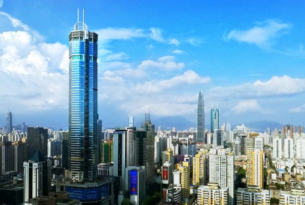 深圳300多米高楼晃动众人撤离,这是怎么回事?