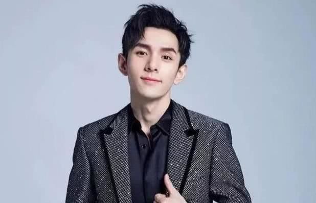 李佳琦为线下活动保安推人道歉，对此网友是如何评价的？