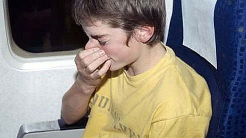 坐飞机时耳朵疼怎么办？