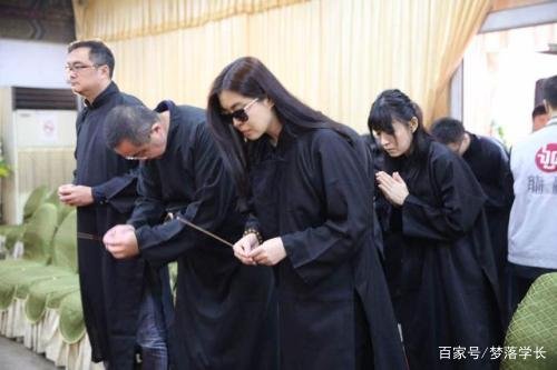 他是冬天里的一把火的原唱，独自抗癌离世，三位前妻为何均未到葬礼？