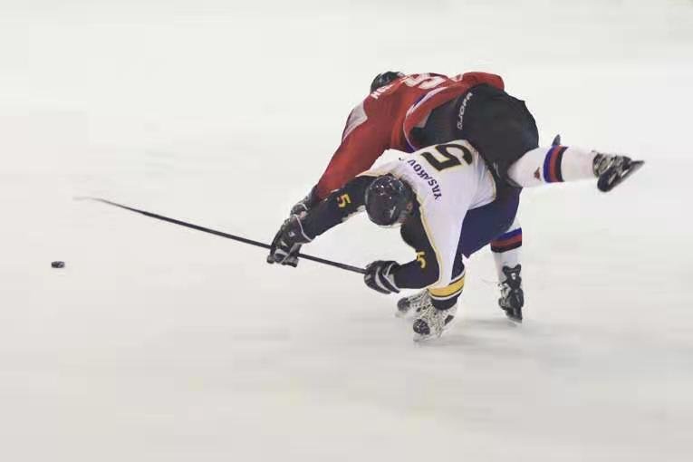 心痛！俄罗斯冰球运动员被球击中身亡，生前最后一幕到底发生了什么？