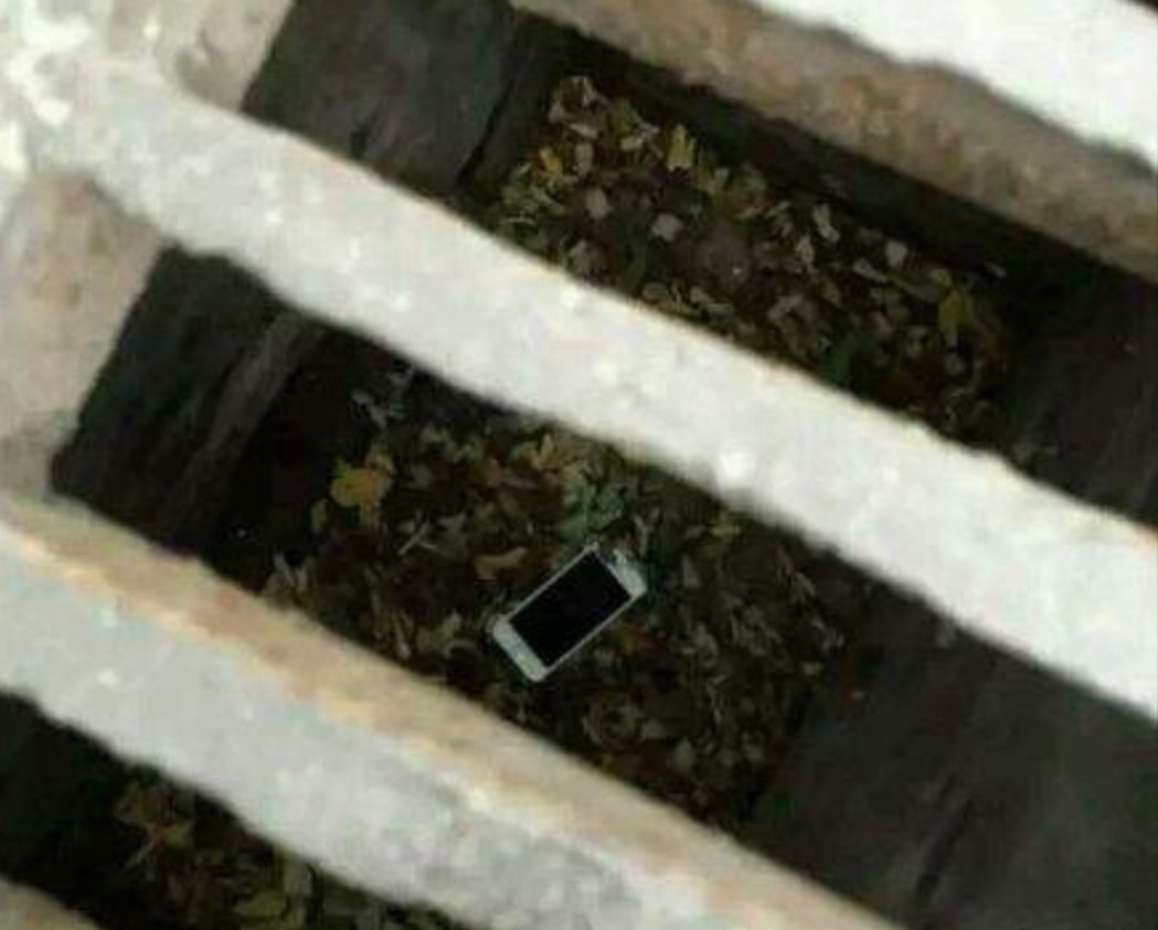 老师给学生加油手机掉进下水道，他为何会如此激动？