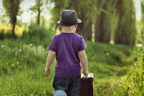 陕西遭父亲抱摔幼童死亡，曝光的视频有多让人震惊？