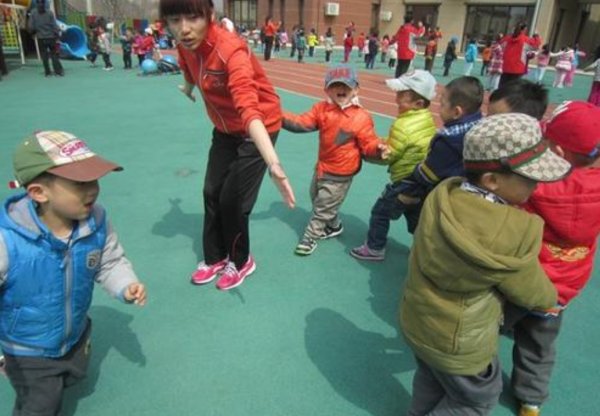 户外活动穿越彩虹教案小班