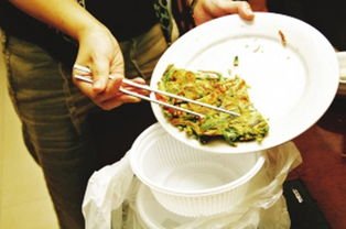 长春一饭店把剩菜给下桌顾客吃，剩菜中容易滋生哪些病毒？