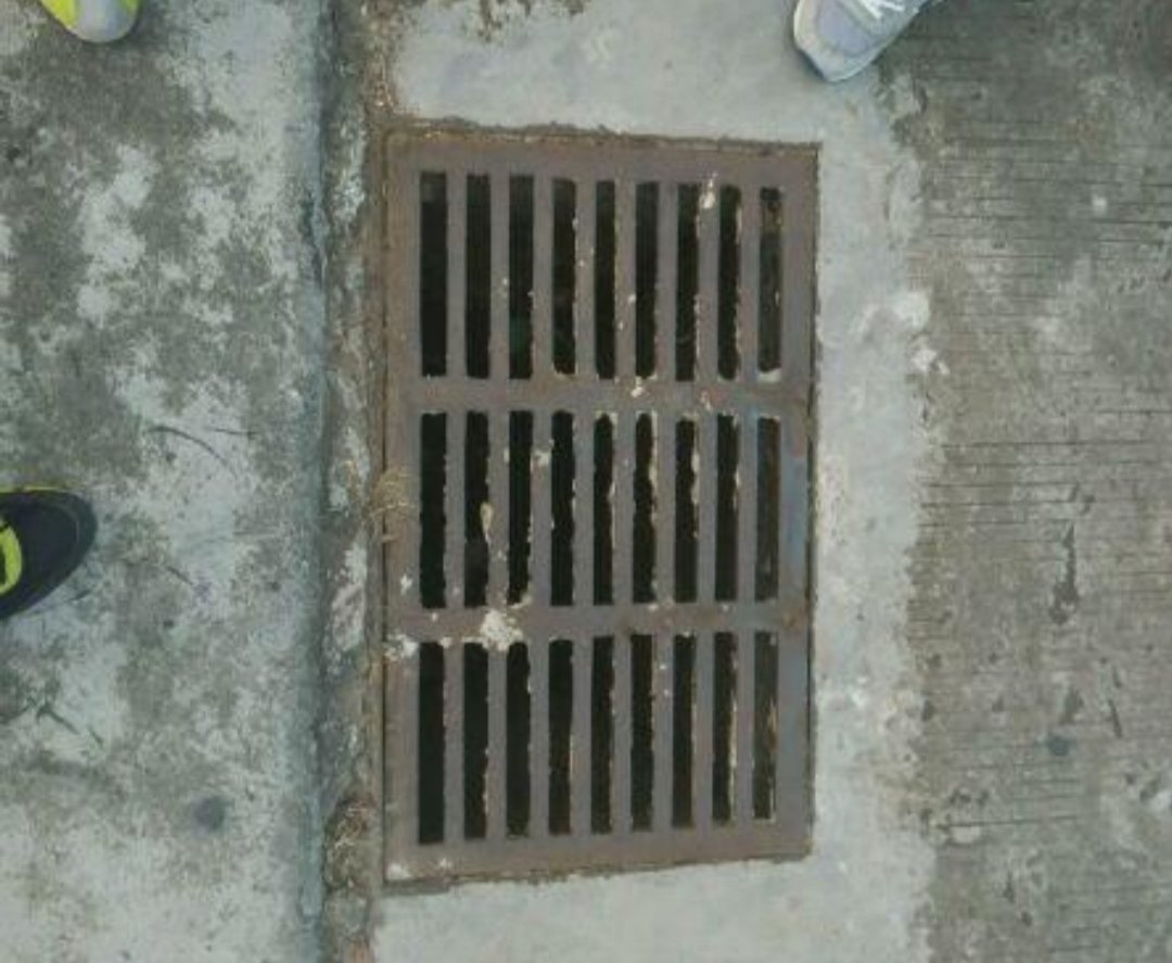 老师给学生加油手机掉进下水道，他为何会如此激动？