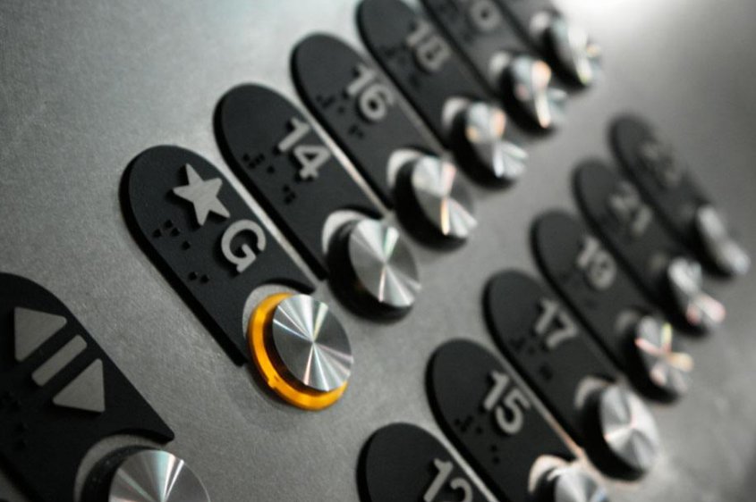 关于电梯维保工人作业时被卡身亡是什么原因?