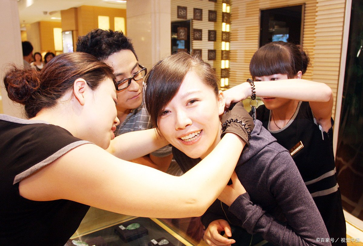 2007年，辱骂军人“看门狗”，被武警当众甩两巴掌的唐笑如今怎样了？