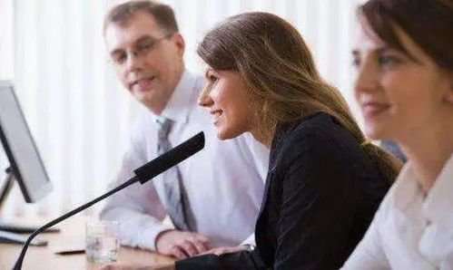 在你的印象中，翻译员是怎样工作的？