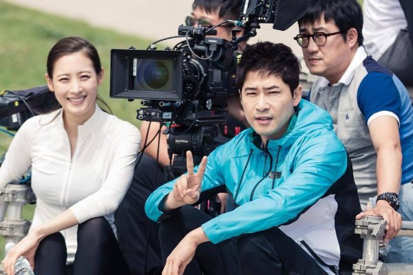 韩国姜志奂约会两名女生并留宿被曝丑闻，他还在拍的电视剧该如何收场？