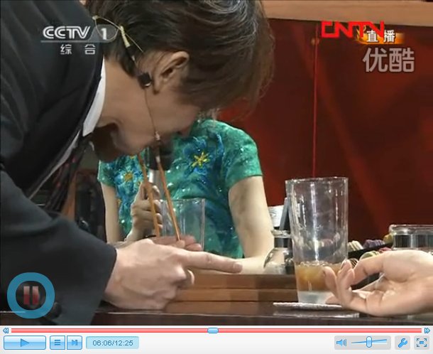 解密刘谦镜子里喝咖啡