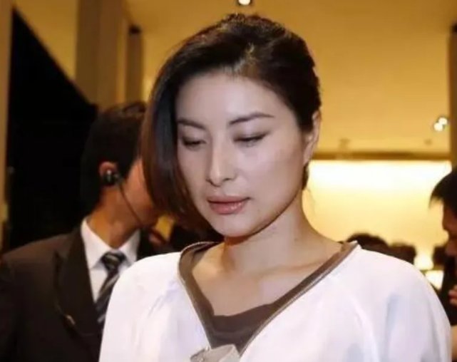 郭晶晶为何轻松获得豪门认可、带你看看她回娘家、就清楚了？