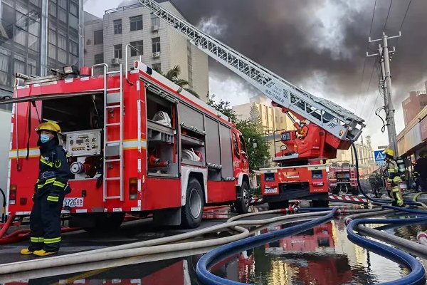 厦门一家工贸公司的生产车间起火，工厂发生火灾该如何紧急避险？