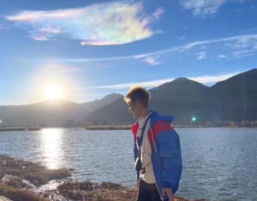 宁静拍到了七彩祥云，她所拍照的是哪个地方？