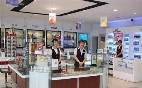 我想开一家眼镜店但是不知道从哪批发那些镜框和眼镜镜片？请大家帮帮我。谢谢。