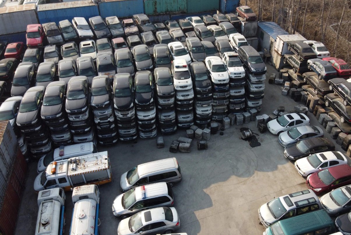 迪拜汽车坟场豪车堆积如山，为何落满灰尘无人问津？