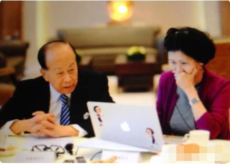 李嘉诚的红颜知己是谁？