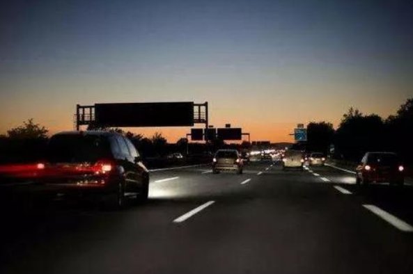 德阳一轿车坠河车内夫妻遇难，警方是如何通报的？