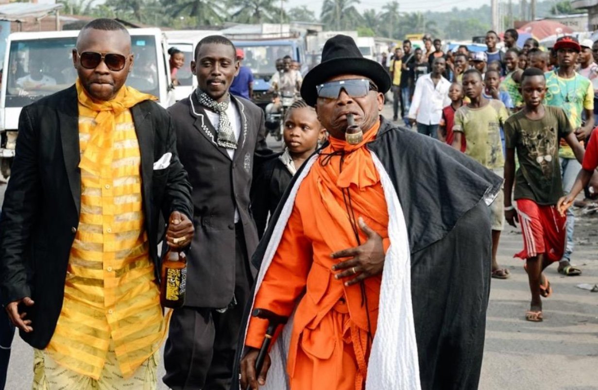 迪拜汽车坟场豪车堆积如山，为何落满灰尘无人问津？