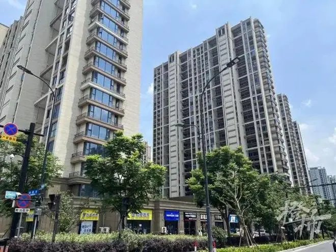 杭州楼市新政后，有业主涨价80万，中介直言太离谱，如何打击涨价行为？