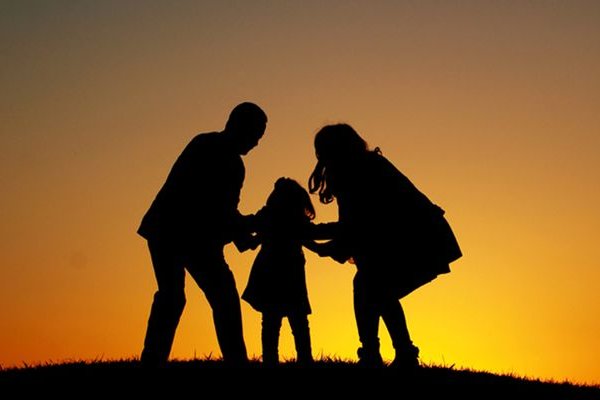 陕西遭父亲抱摔幼童死亡，曝光的视频有多让人震惊？