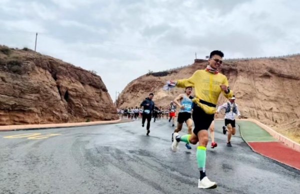 甘肃白银山地马拉松事故原因是什么？