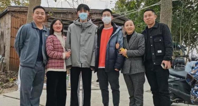 孙海洋夫妇接到孙卓拍下团聚照，你如何评价这张照片？