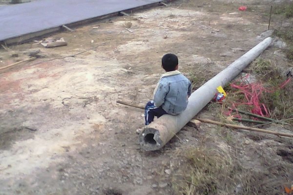 陕西遭父亲抱摔幼童死亡，曝光的视频有多让人震惊？