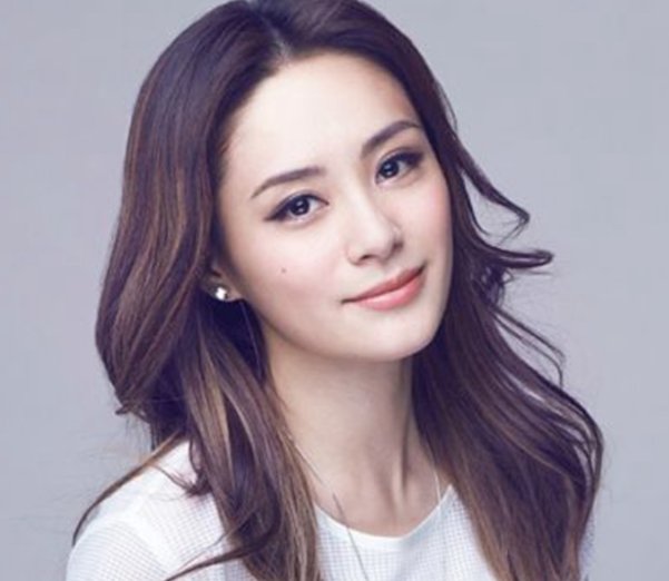 阿娇晒高中校服照，她现在和以前相比有什么变化吗？