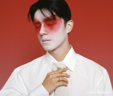 刘昊然一改往日清新风格,着一抹绯红妆亮相,这个造型惊艳到你了吗?