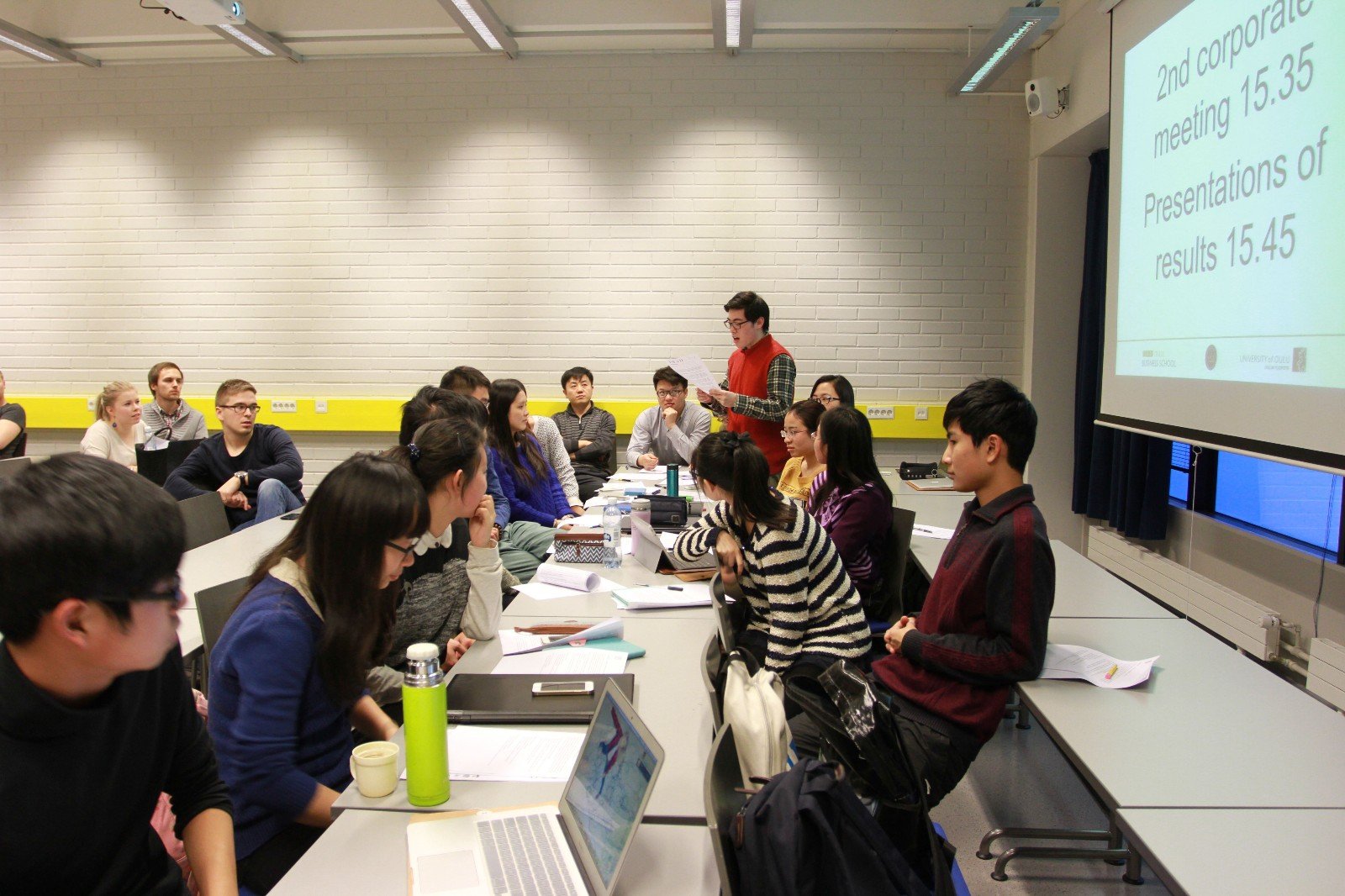 高校学生兼职月入数千，收费替课行为不违规吗？