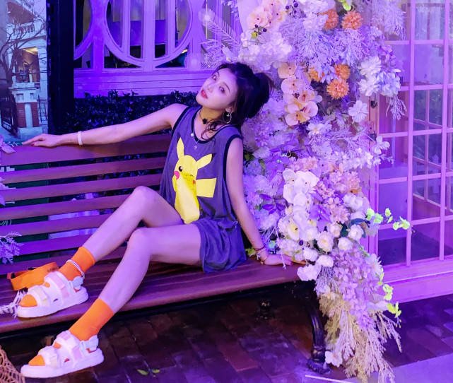 网红直播被观众催喝药,次日离世,究竟是为情所困还是被网暴逼上了绝路?