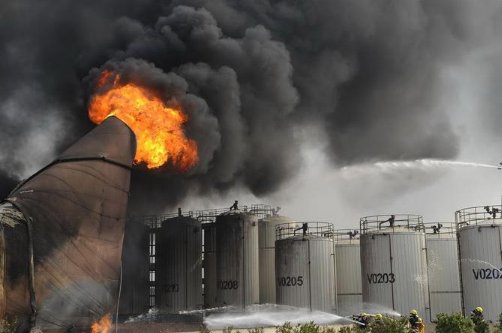 淄博一化工厂爆炸，现场火光冲天，事故发生的主要原因是什么？
