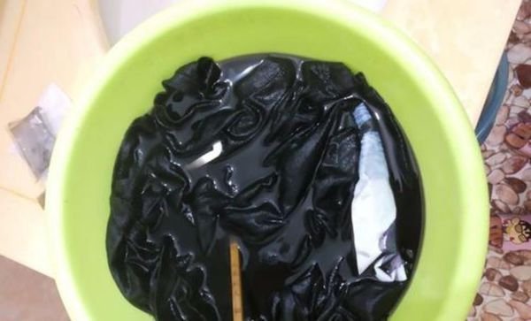 在家中如何使掉色的旧衣服翻新