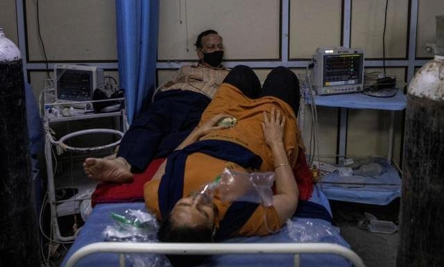 印度两个新冠病人共用一张病床，是否体现真实的印度医疗水平？