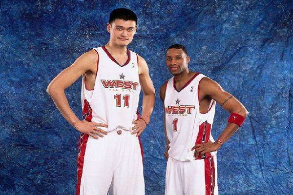 姚明喝矿泉水像喝口服液,为何有网友称他拥有一张巴掌脸?