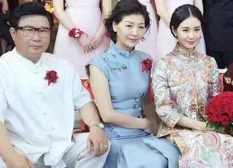 刘诗诗的妈妈保养太好,只比女婿吴奇隆大2岁,她的状态怎么样?