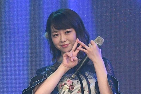 原AKB48艺人峯岸南在社交平台晒照官宣结婚，两人是如何相识的？