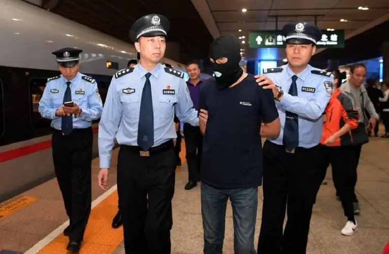 山东青岛警方通报情侣宾馆门前被打一事，施暴者会被如何处理？