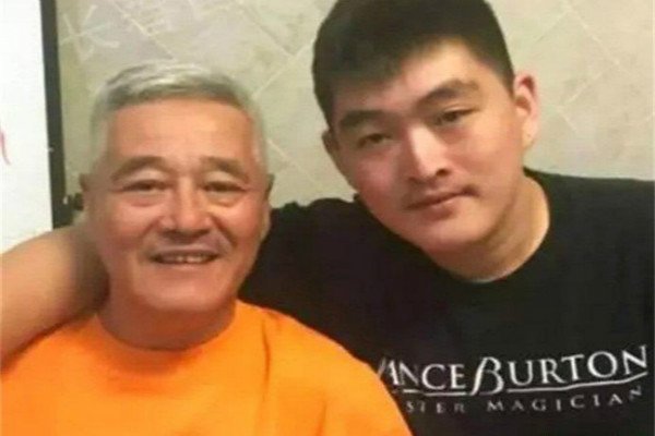 赵本山儿子吃盒饭抽10元烟,这不是很正常的事吗,有必要放大吗?