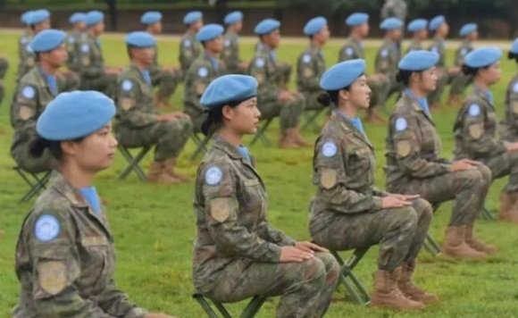 20岁女兵征服40吨远火车,谁说女子不如男?