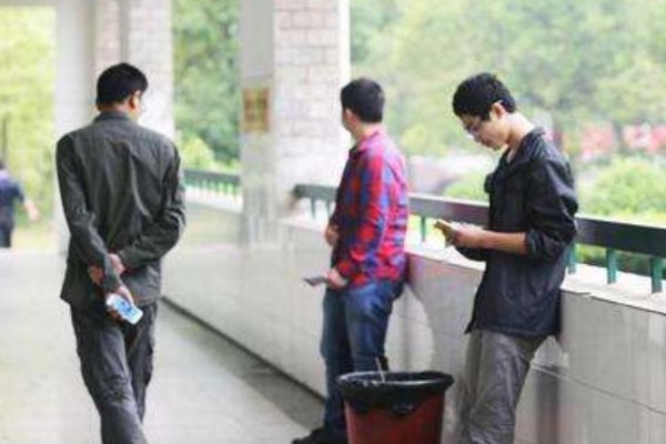 顶替农家女上学者拒不道歉,单位解聘学历取消的她在坚持什么?