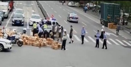 1000多箱茅台翻车了,是什么原因导致翻车?