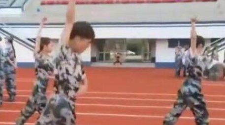 大一新生军训表演拉丁舞,大学生为何都是多才多艺的?