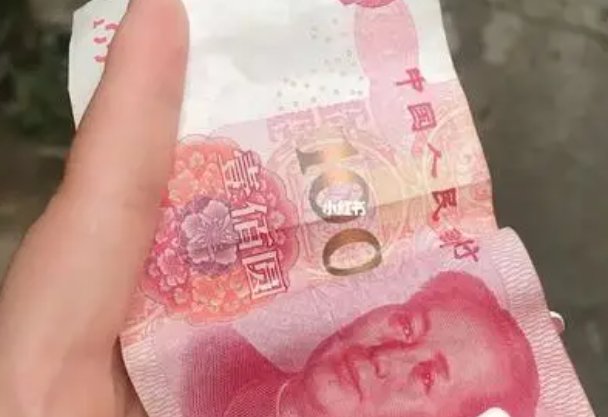上海一段小区业主从楼顶撒现金的视频引关注,涉事小区物业对此有何回应?